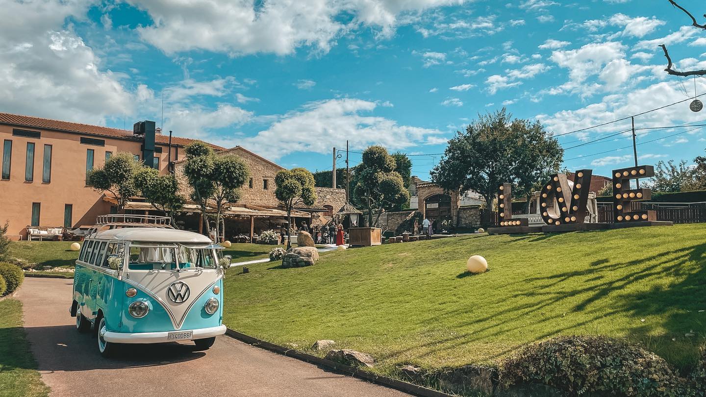 𝓀𝑜𝓂𝒷𝒾 𝓌𝒾𝓉𝒽 𝓁𝑜𝓋𝑒 𝕜𝕠𝕞𝕓𝕚 𝕨𝕚𝕥𝕙 𝕝𝕠𝕧𝕖 #furgoneta #vw #furgoboda #love #casaments #boda #weddingplanner #photobooth #fotomaton #photobus #bodasdecuento