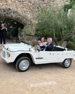 No todo van a ser furgonetas 😉 tambien contamos con éste hermoso Citroen Mehari - 𝕜𝕠𝕞𝕓𝕚 𝕨𝕚𝕥𝕙 𝕝𝕠𝕧𝕖 #mehari #citroen #love #casaments #boda #weddingplanner #photobooth #fotomaton #photobus #bodasdecuento @hotelcastellemporda