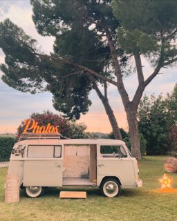 𝓀𝑜𝓂𝒷𝒾 𝓌𝒾𝓉𝒽 𝓁𝑜𝓋𝑒 #furgoneta #vw #furgoboda #love #casaments #boda #weddingplanner #photobooth #fotomaton #photobus #bodasdecuento