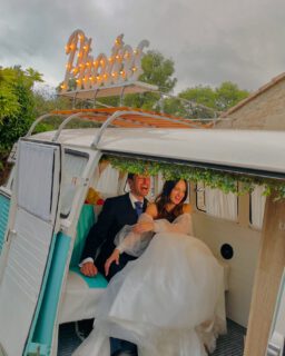 ✨📸 ¡Fotomatón sobre ruedas! 📸✨
¿Buscas una forma original y divertida de sorprender a tus invitados? Nuestro photobus vintage es el toque perfecto para tu boda o evento. 🎉💍
📷 Risas aseguradas
🎭 Atrezzo divertido
🖼️ Fotos instantáneas como recuerdo
🚐 ¡En nuestra Kombi llena de encanto!
Haz que tu día especial sea aún más inolvidable. 💕 Reserva tu fecha y deja que la magia sobre ruedas haga el resto.
📩 Escríbenos para más info.
#Photobus #FotomatónBoda #FurgoBoda #KombiWithLove #BodaDiferente #BodasConEncanto #RisasSobreRuedas #WeddingFun #NoviosFelices #EventosÚnicos