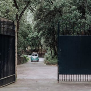 ¿Buscas una forma original y divertida de sorprender a tus invitados? Nuestra VW Photobus vintage es el toque perfecto para tu boda o evento. 🎉💍
📷 Risas aseguradas
🎭 Atrezzo divertido
🖼️ Fotos instantáneas como recuerdo
🚐 ¡En nuestra Kombi llena de encanto!
Haz que tu día especial sea aún más inolvidable. 💕 Reserva tu fecha y deja que la magia sobre ruedas haga el resto.
📩 Escríbenos para más info.
#Photobus #FotomatónBoda #FurgoBoda #KombiWithLove #BodaDiferente #BodasConEncanto #RisasSobreRuedas #WeddingFun #NoviosFelices #EventosÚnicos @atypicalwedding @canribas