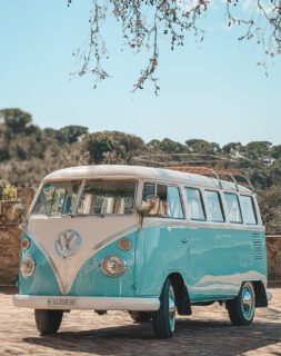 ¿Buscas una forma original y divertida de sorprender a tus invitados? Nuestra VW Photobus vintage es el toque perfecto para tu boda o evento. 🎉💍
📷 Risas aseguradas
🎭 Atrezzo divertido
🖼️ Fotos instantáneas como recuerdo
🚐 ¡En nuestra Kombi llena de encanto!
Haz que tu día especial sea aún más inolvidable. 💕 Reserva tu fecha y deja que la magia sobre ruedas haga el resto.
📩 Escríbenos para más info.
#Photobus #FotomatónBoda #FurgoBoda #KombiWithLove #BodaDiferente #BodasConEncanto #RisasSobreRuedas #WeddingFun #NoviosFelices #EventosÚnicos