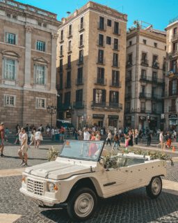 ✨🚗 ¡Sí, quiero… algo diferente! 💍
¿Te casas y buscas un detalle original que marque la diferencia?
Nuestro Citroën Mehari es la opción perfecta para una entrada inolvidable.
Estilo, frescura y ese toque vintage que hará que todos se giren a mirar 😍
Ideal para bodas al aire libre, de ciudad, cerca del mar o en plena naturaleza 🌿🌞
Con chófer, decoración floral y mucho amor 💐💫
¿Te imaginas esa foto llegando a la ceremonia en este clásico tan cool?
📩 Escríbenos para más info y disponibilidad.
#BodaConEstilo #MehariWedding #CitroenMehari #BodaVintage #CocheDeBoda #WeddingCar #MehariLove #BodasConEncanto #AlquilerCochesBoda #WeddingInspiration #NoviosConEstilo #JustMarriedVibes #WeddingVibes #BodaOriginal #MomentosUnicos