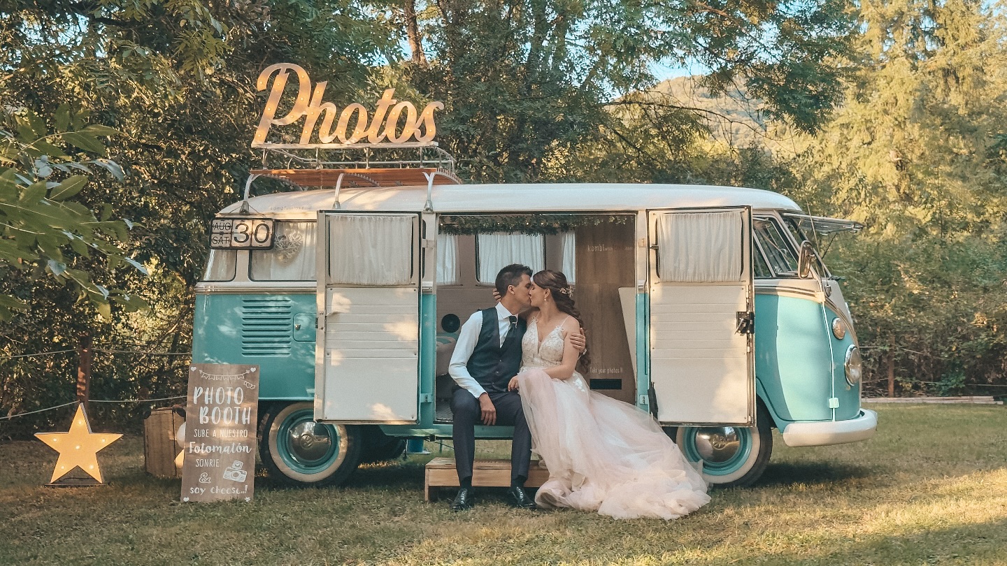 ¿Buscas una forma original y divertida de sorprender a tus invitados? Nuestra VW Photobus vintage es el toque perfecto para tu boda o evento. 🎉💍
📷 Risas aseguradas
🎭 Atrezzo divertido
🖼️ Fotos instantáneas como recuerdo
🚐 ¡En nuestra Kombi llena de encanto!
Haz que tu día especial sea aún más inolvidable. 💕 Reserva tu fecha y deja que la magia sobre ruedas haga el resto.
📩 Escríbenos para más info.
#Photobus #FotomatónBoda #FurgoBoda #KombiWithLove #BodaDiferente #BodasConEncanto #RisasSobreRuedas #WeddingFun #NoviosFelices #EventosÚnicos
@masdelsilenci