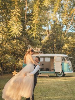 Hay momentos que pasan… y otros que se recuerdan para siempre 💫 

Nuestra VW Photobus no es solo un fotomatón, es risas compartidas, abrazos espontáneos y recuerdos que se quedan 💕

📸 Fotos instantáneas llenas de emoción 🎭 Atrezzo divertido para soltarse y disfrutar 🚐 Una Kombi con alma que acompaña tu historia

Haz que tus invitados vivan una experiencia única y que tu boda o evento tenga ese detalle que marca la diferencia ✨

📩 Escríbenos y reserva tu fecha. La magia sobre ruedas está lista para arrancar 🚐💍

#Photobus #fotomaton #BodasConAlma #MomentosQueImportan #RecuerdosParaSiempre BodasEspeciales KombiLove RisasQueUnen