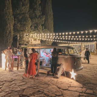 Hay momentos que pasan… y otros que se recuerdan para siempre 💫
Nuestra VW Photobus no es solo un fotomatón, es risas compartidas, abrazos espontáneos y recuerdos que se quedan 💕

📸 Fotos instantáneas llenas de emoción 🎭 Atrezzo divertido para soltarse y disfrutar 🚐 Una Kombi con alma que acompaña tu historia

Haz que tus invitados vivan una experiencia única y que tu boda o evento tenga ese detalle que marca la diferencia ✨

📩 Escríbenos y reserva tu fecha. La magia sobre ruedas está lista para arrancar 🚐💍

#VWPhotobus #PhotobusVintage #FotomatónEmocional #BodasConAlma #MomentosQueImportan #RecuerdosParaSiempre #BodasEspeciales #KombiLove #RisasQueUnen @la_baronia