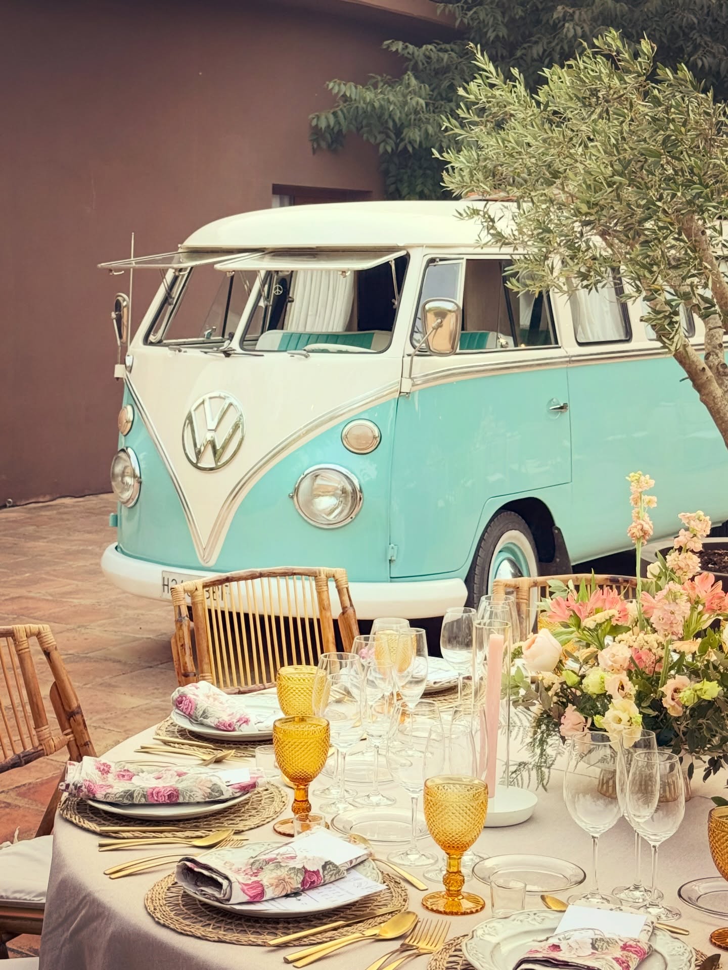 Nuestra VW Photobus no es solo un fotomatón, es risas compartidas, abrazos espontáneos y recuerdos que se quedan 💕

📸 Fotos instantáneas llenas de emoción 🎭 Atrezzo divertido para soltarse y disfrutar 🚐 Una Kombi con alma que acompaña tu historia

Haz que tus invitados vivan una experiencia única y que tu boda o evento tenga ese detalle que marca la diferencia ✨

📩 Escríbenos y reserva tu fecha.🚐💍

#VWPhotobus #PhotobusVintage #fotomatón #furgonetavolkswagen  #BodasConAlma