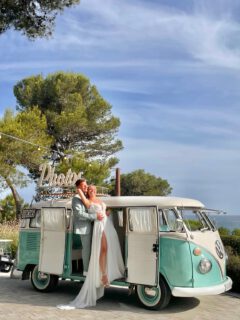 El sonido del mar, un atardecer de ensueño y el “sí, quiero” de Katrin & Mike. 🤍🌊
Nuestra VW T1 tuvo el privilegio de formar parte de una boda mágica en Infinitum Beach Club, Salou, creando recuerdos, sonrisas y fotografías que acompañarán a los invitados para siempre.
Gracias, Katrin & Mike, por dejarnos vivir un día tan especial junto a vosotros. ✨
¿Sueñas con un fotomatón diferente para tu boda? Nuestra Kombi está lista para hacer de vuestro gran día una experiencia inolvidable. 🚐📸
#KombiWithLove #VWT1 #Photobus #Fotomaton #InfinitumBeachClub Salou WeddingPhotobooth WeddingInspiration BeachWedding DestinationWedding BodasBarcelona BodasTarragona WeddingVibes LoveStory JustMarried
