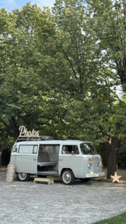 “Lo mejor no son las fotos.
Lo mejor es ver a tus invitados haciendo cola para entrar en la Kombi 😂”
#barcelonadestinationwedding #photobus #weddingplanner #photobooth #boda